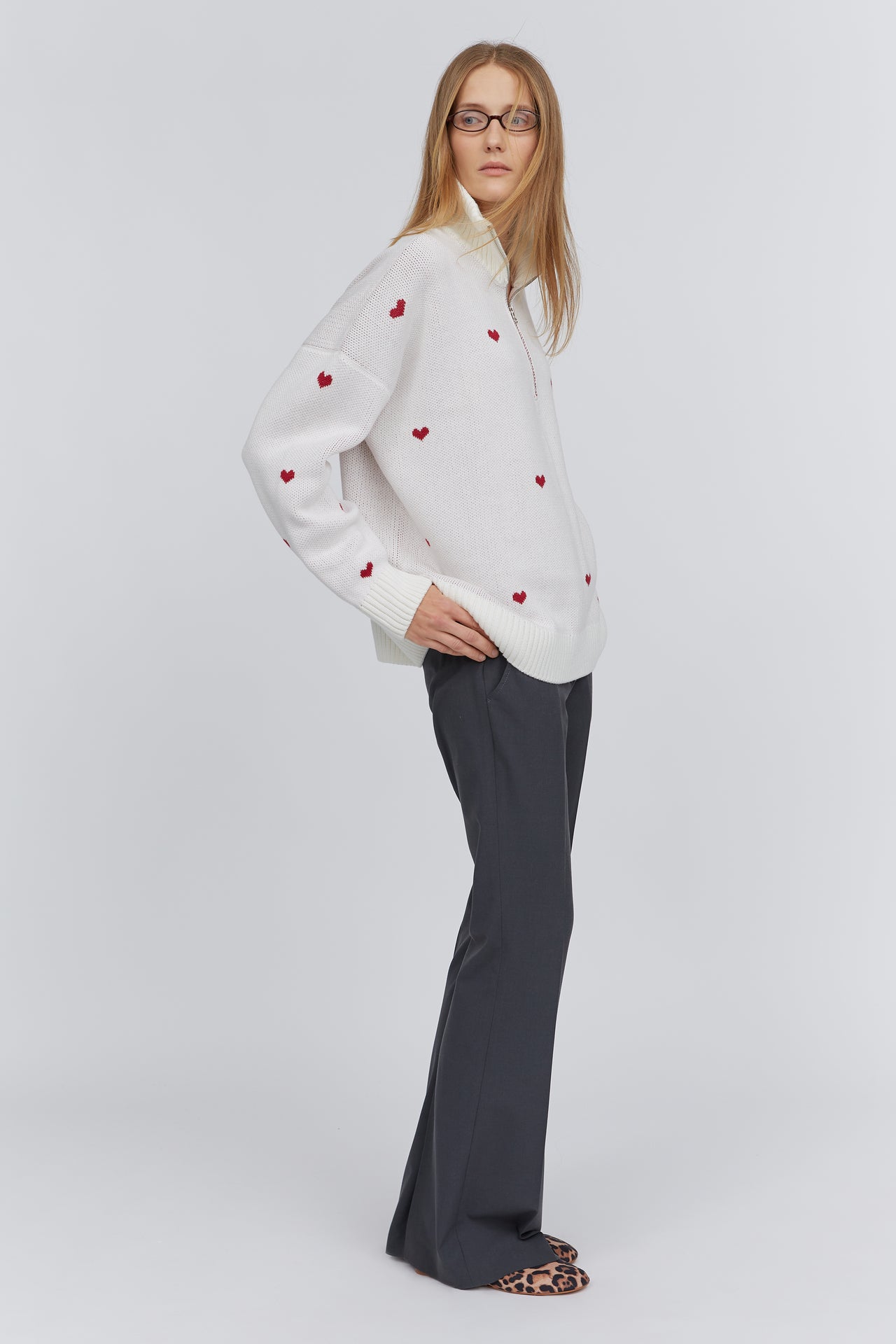 Молочний светр із блискавкою